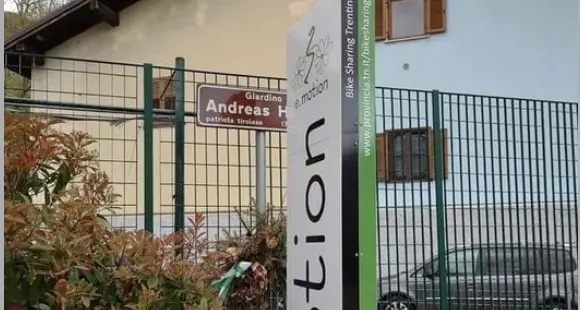 Nove nuove “stazioni” di ebike della Provincia a Trento, ma scoppia la polemica «tirolese»