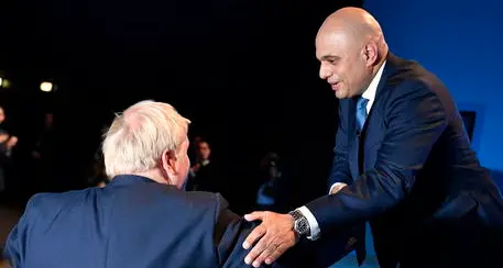 Johnson a contatto con il ministro della Salute, ma niente isolamento
