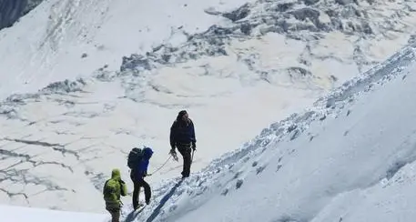 Monte Bianco, per scalarlo necessaria una cauzione di 15mila euro per i soccorsi e la eventuale sepoltura