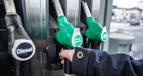 Prezzo benzina e gasolio: «Al via i controlli della Finanza». Il Codacons: “Boicottate i distributori più cari”