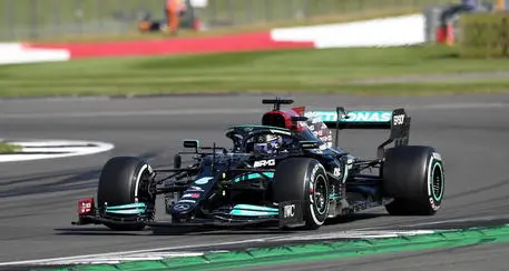 Hamilton beffa la Ferrari: supera Leclerc al penultimo giro e vince il Gp d’Inghilterra