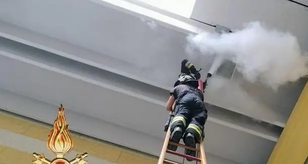 Riva, incendio nella palestra delle medie Sighele: alunni evacuati, nessun ferito