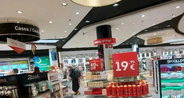 Settimana bianca in Tonale, gli studenti scozzesi saccheggiano il duty free di Bergamo, fermati sull’aereo