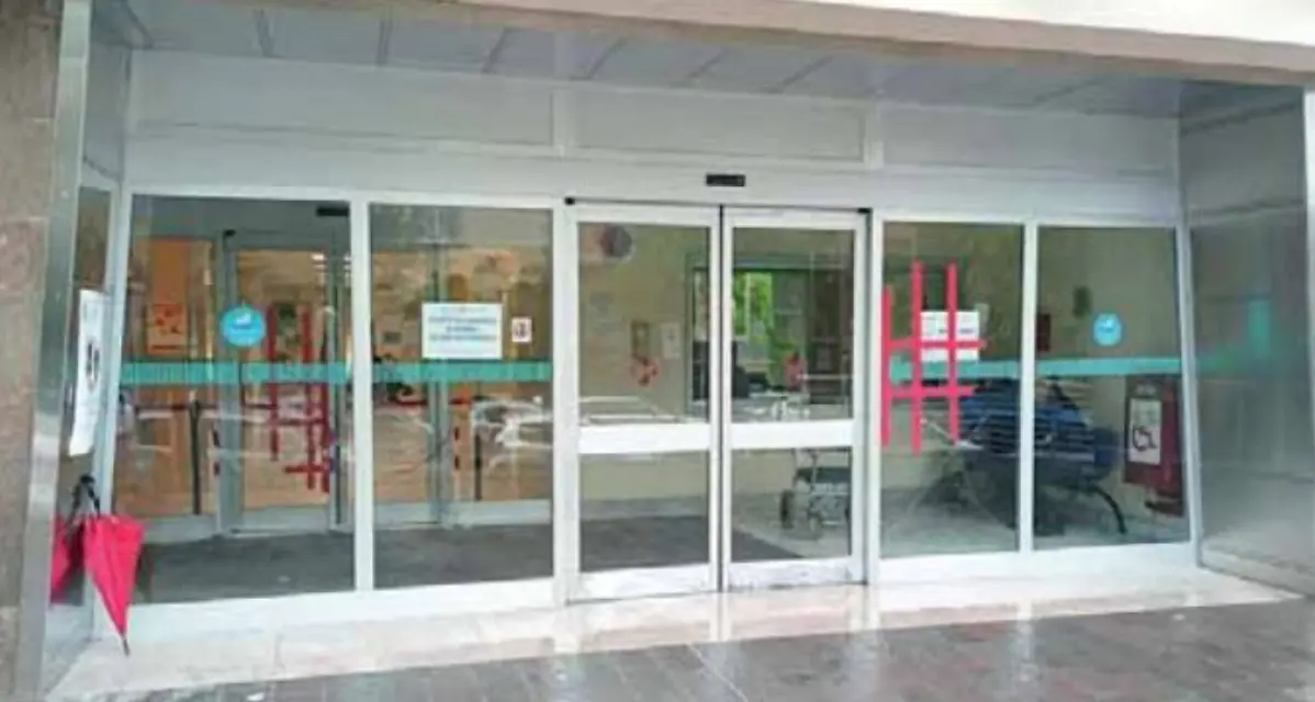 Sprangate contro le vetrate dell'ospedale di Rovereto: denunciato un trentenne