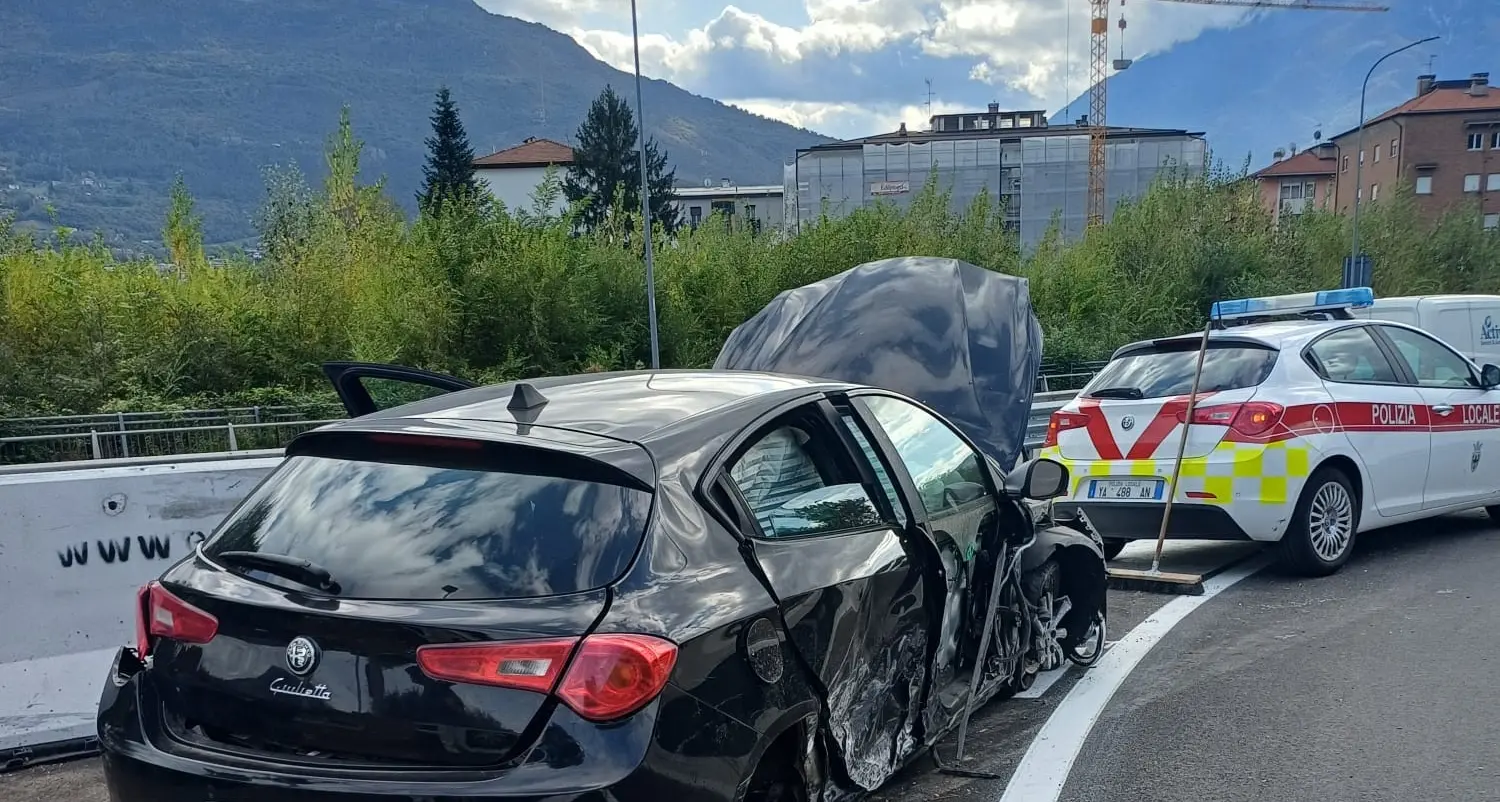Trento: inseguimento in via Sanseverino, auto distrutta contro il guardrail