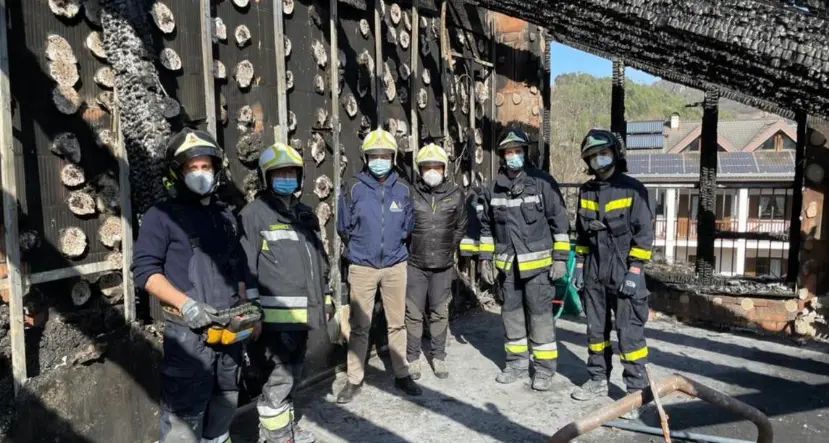 Lo spaventoso rogo di Pergine: famiglie senza casa, il Comune mette a disposizione il magazzino per quel che si è salvato