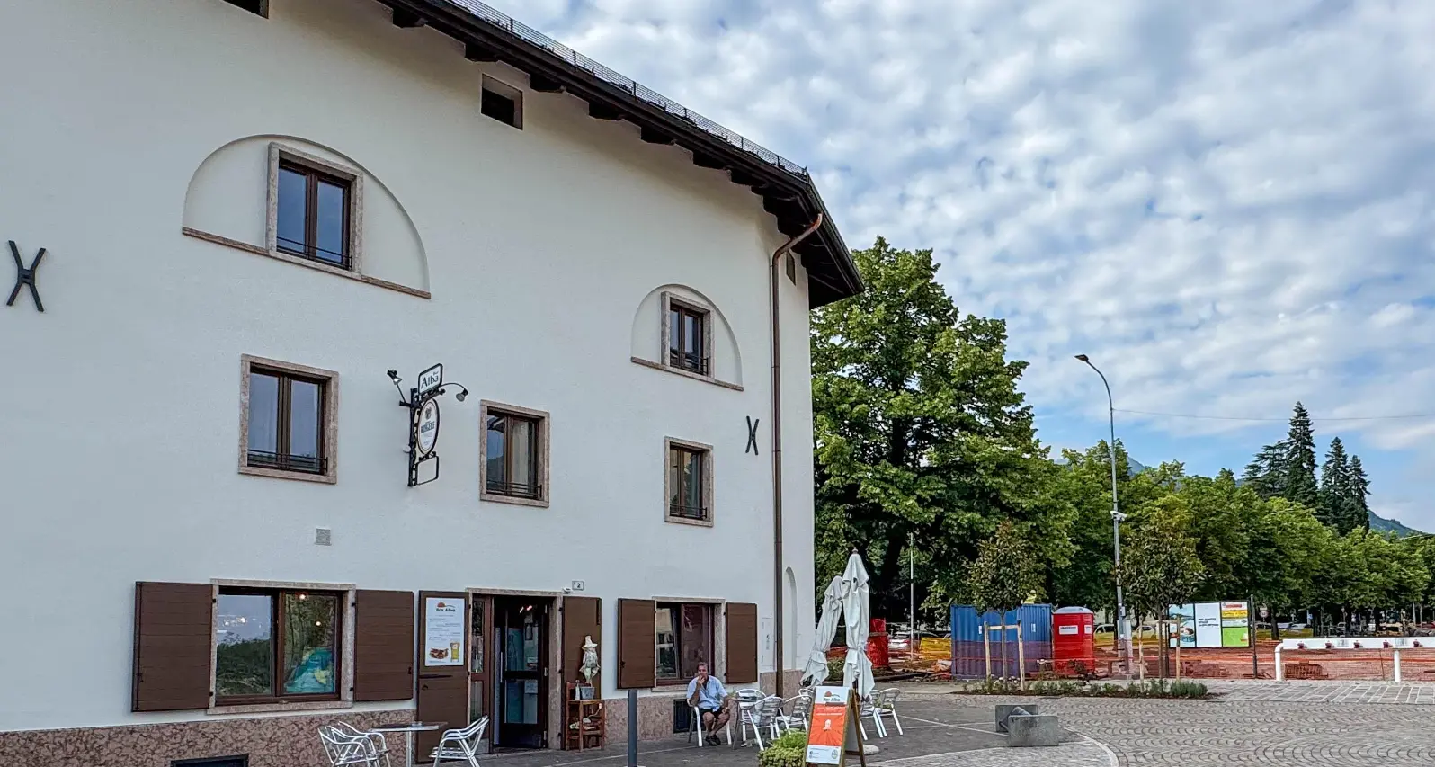 Il ladro ruba computer e tablet dal bar Alba di Pergine, ma poi restituisce il bottino
