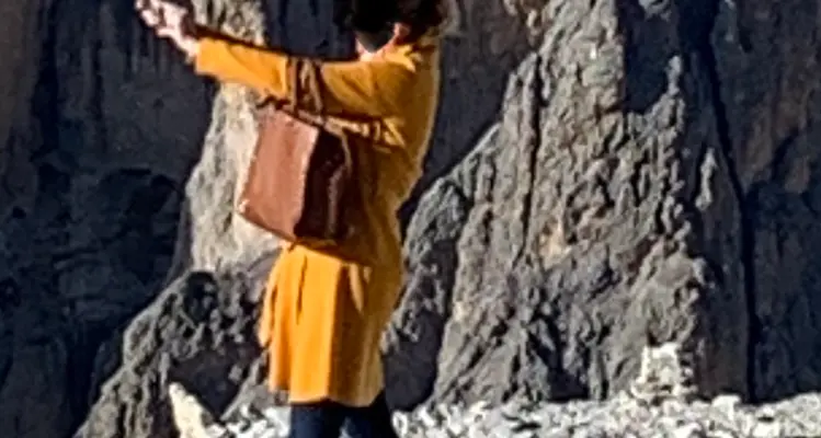 La turista a tremila metri sul Sass Pordoi in spolverino, borsetta e scarpe di tela