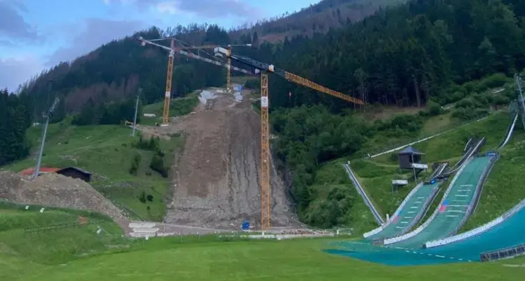 Olimpiadi invernali 2026, lavori ai trampolini di Predazzo in ritardo, salta la gara-test