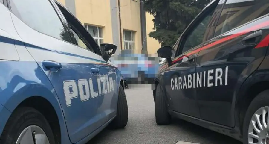 Trova il ladro in cantina, si prende un pugno in faccia, ma poi il malvivente viene preso in centro