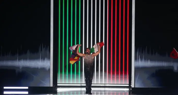 Mengoni vince il premio della critica ad Eurovision, poi sfila con la bandiera Lgbt