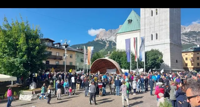 Milano-Cortina:in centinaia alla protesta contro la pista di bob