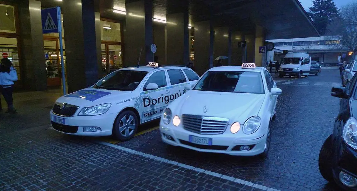 Convenzione tra il Comune e i taxi: da mercoledì sono disponibili i buoni per donne, disabili e anziani