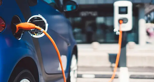 Luci ed ombre sulla transizione verso i motori elettrici: “Vantaggi ambientali non così evidenti”