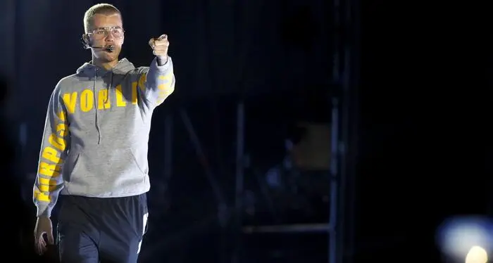 Justin Bieber annulla il tour mondiale: i fan preoccupati per i suoi problemi di salute