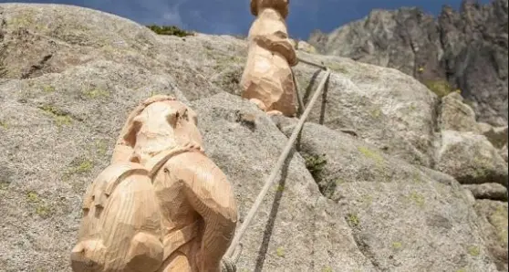 Sul sentiero per cima d'Asta spuntano tante marmotte. Ma sono di legno
