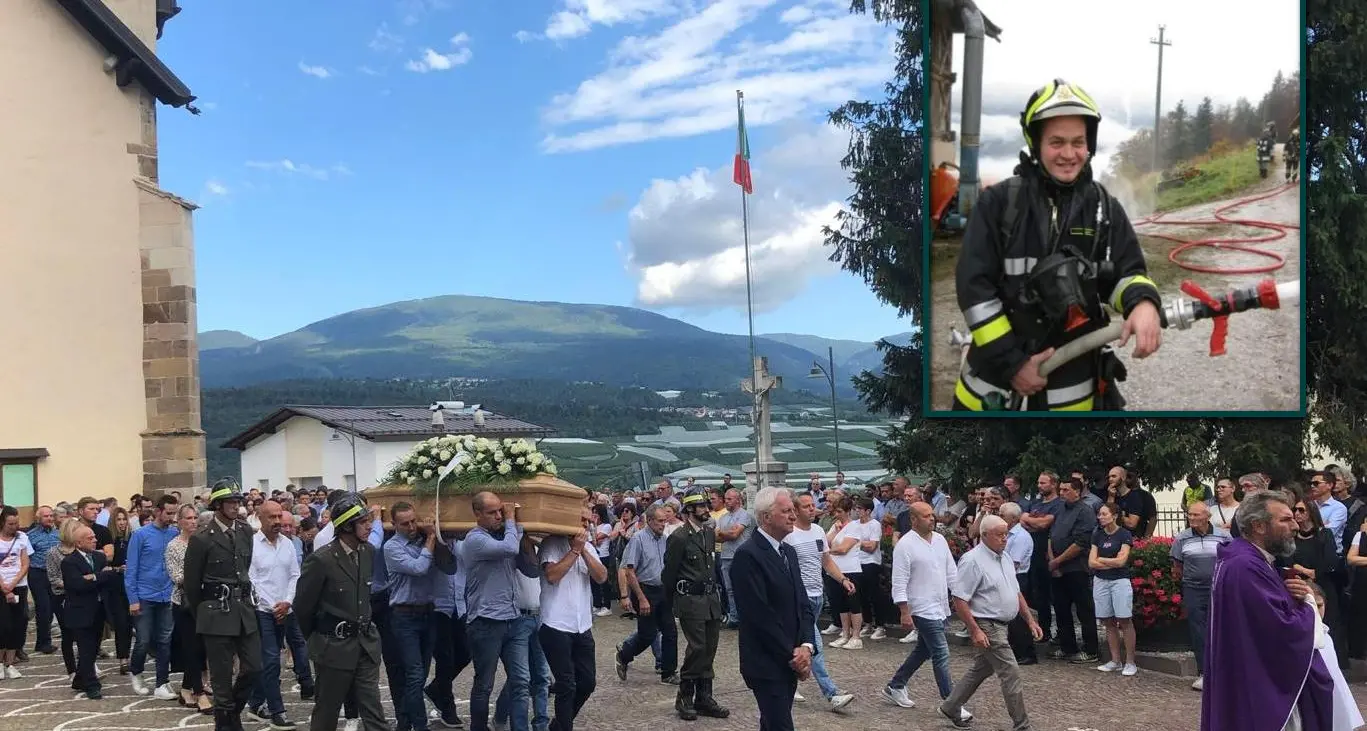 Tragedia di Revò, l’ultimo abbraccio a Stefano Arnoldo: «Ci ha insegnato ad amare»