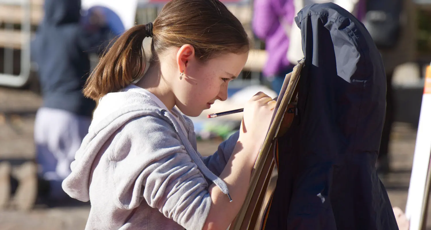 L’opera d’arte più bella? Vedere oltre 300 bambini in Piazza Fiera concentrati nella pittura