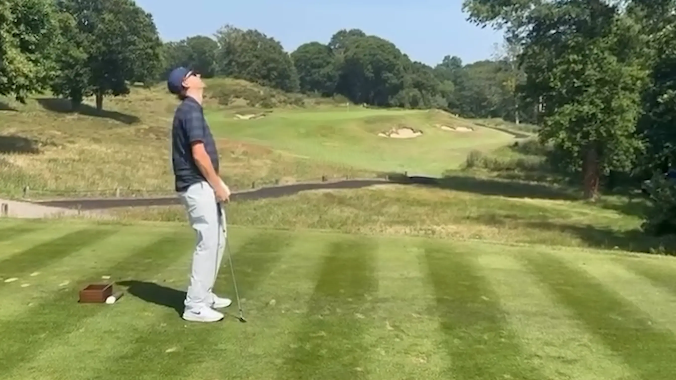 Jannik Sinner si rilassa a golf: colpo sbagliato e risate con Cahill