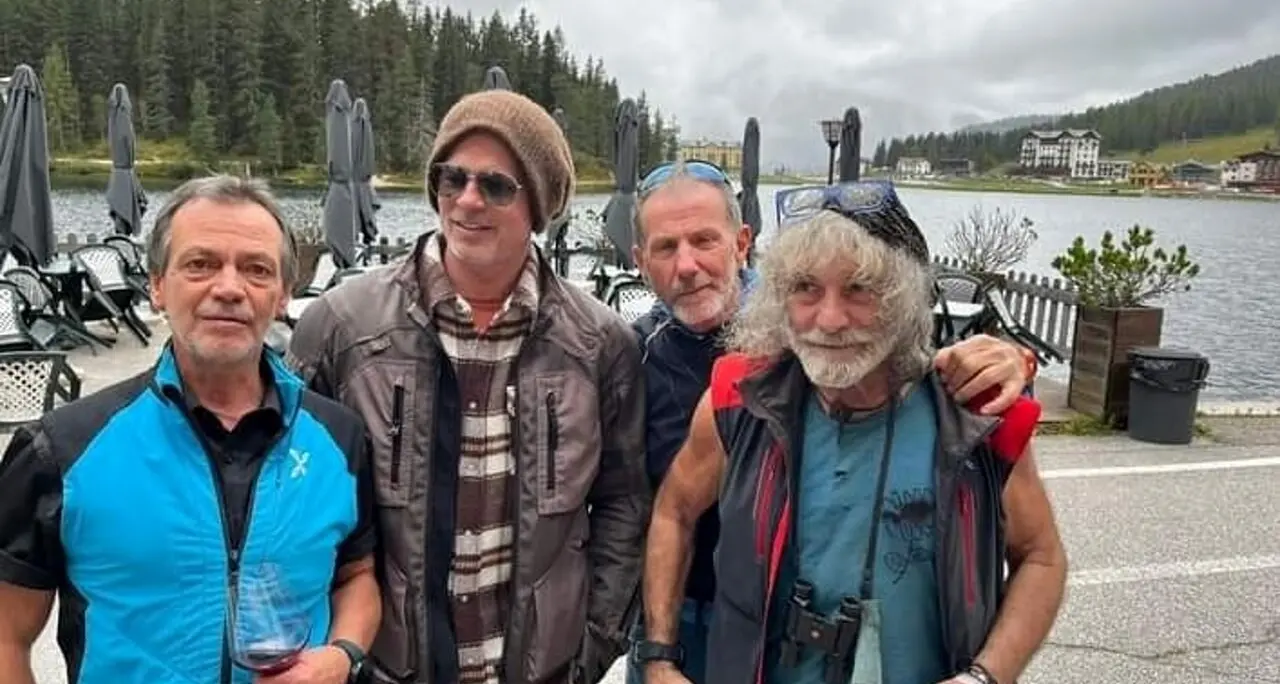 Brad Pitt, foto con Mauro Corona al lago di Misurina