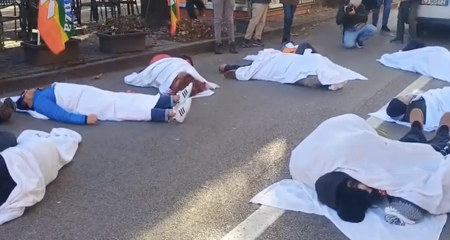 Flash mob davanti all'Ex Santa Chiara per ricordare le vittime di tutte le guerre
