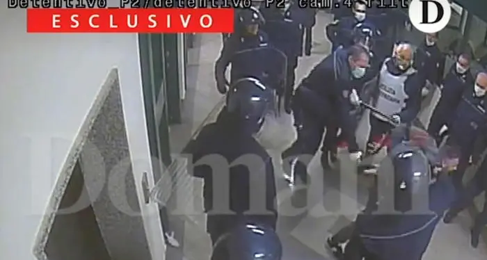 Brutale pestaggio ai detenuti (anche in sedia a rotelle): indagati e sospesi 52 agenti della Penitenziaria a Santa Maria Capua Vetere