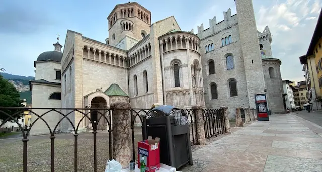Dopo la «movida» ecco piazza d’Arogno all’alba, fra bottiglie vuote e odore di urina