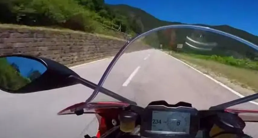 In Alto Adige vogliono limitare il traffico sui passi, ma il Trentino pubblicizza le sfide su due ruote
