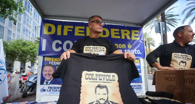 Open Arms: Militanti Lega con maglietta 'Io sto con Salvini'