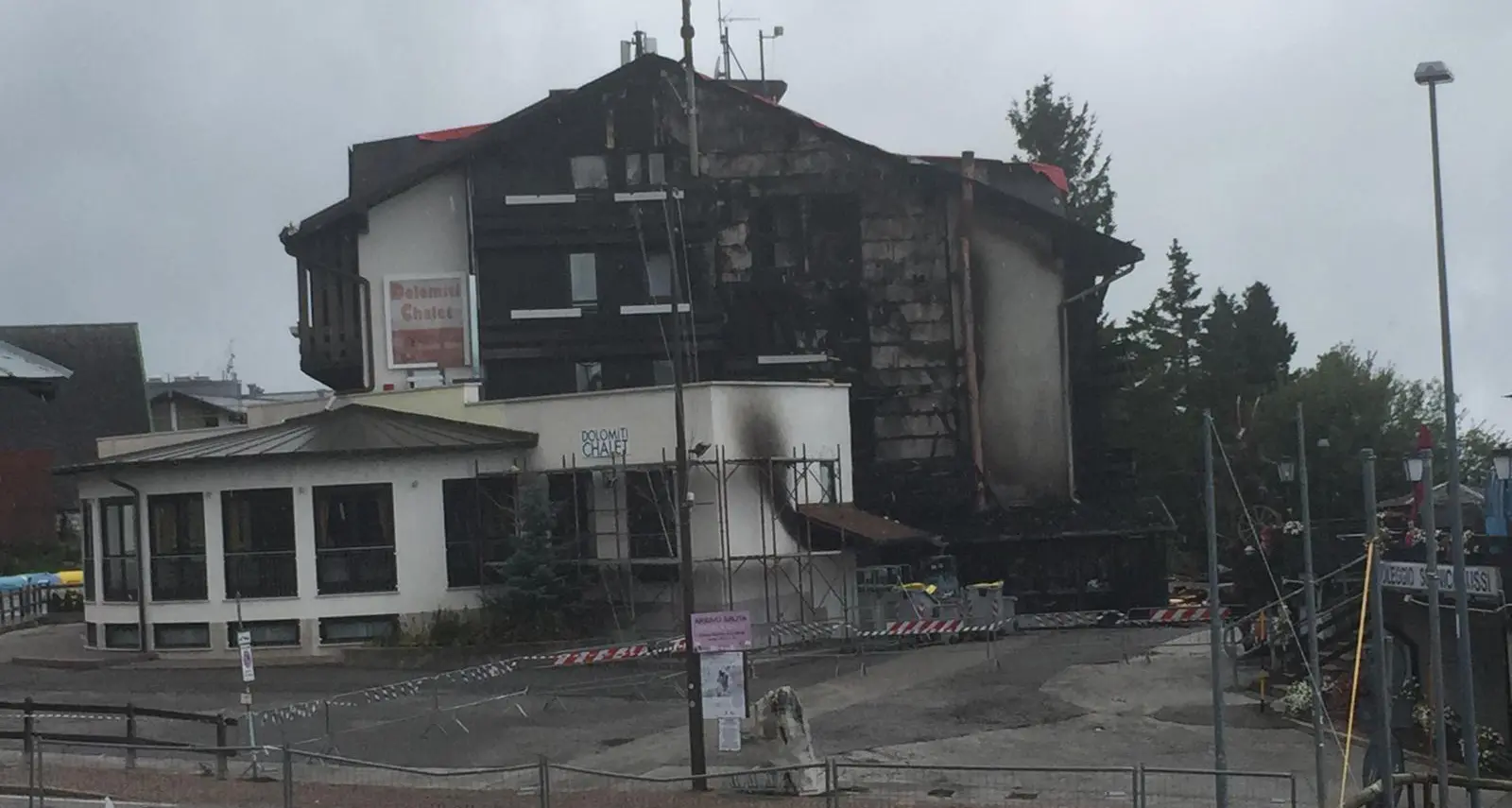 Hotel bruciato a Vason, si punta a riaprire per l’inverno: «Grazie ai vigili del fuoco, ci ha commosso vedere tanti volontari all’opera»