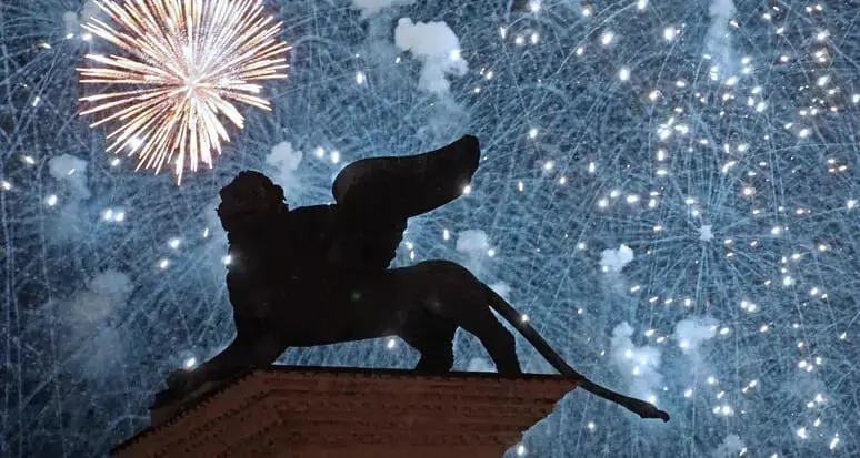 Paura a Venezia: fuochi d'artificio cadono tra la gente, oltre una decina di feriti