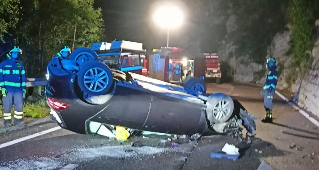 Auto cappottata nella zona di Stenico, l’allarme alle 2 di questa notte