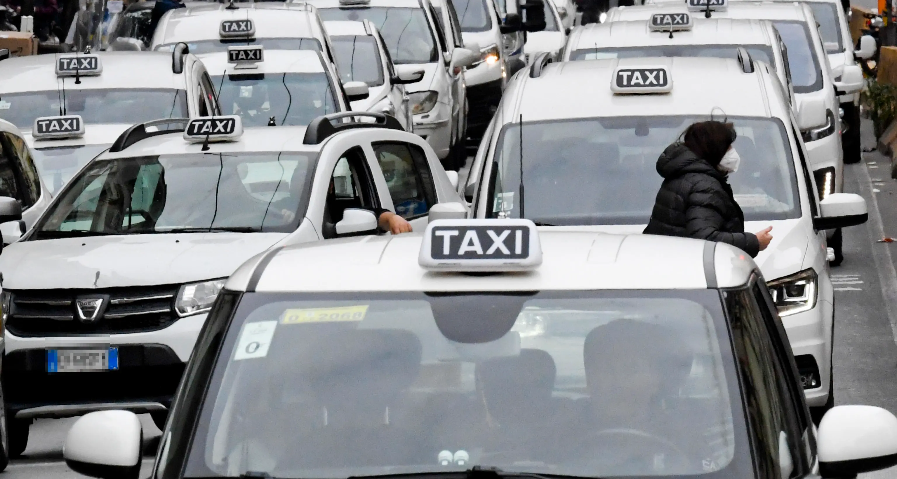 In taxi con pochi euro: dal Comune il carnet di viaggi per persone fragili e over 70