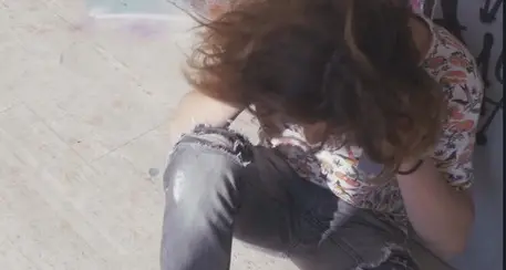 Ragazzina disabile picchiata, identificate quattro bulle