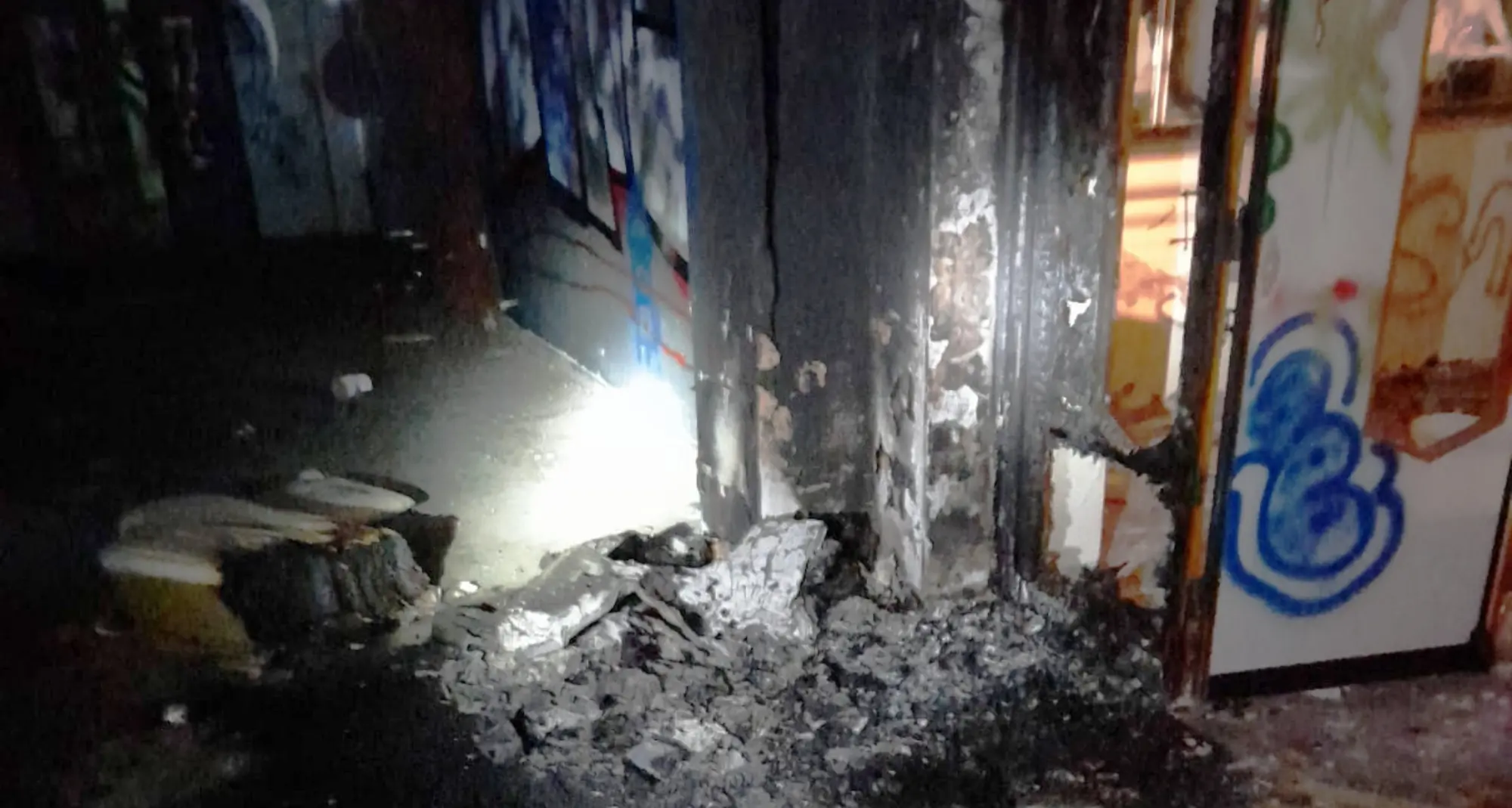 Due incendi notturni all’ex Artigianelli: i vandali spadroneggiano, i pompieri devono correre