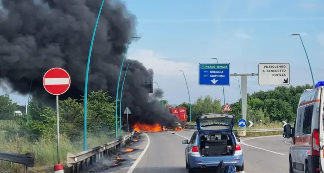 Sulla bretella di Affi, terribile frontale fra due Tir trentini: i conducenti morti fra le fiamme