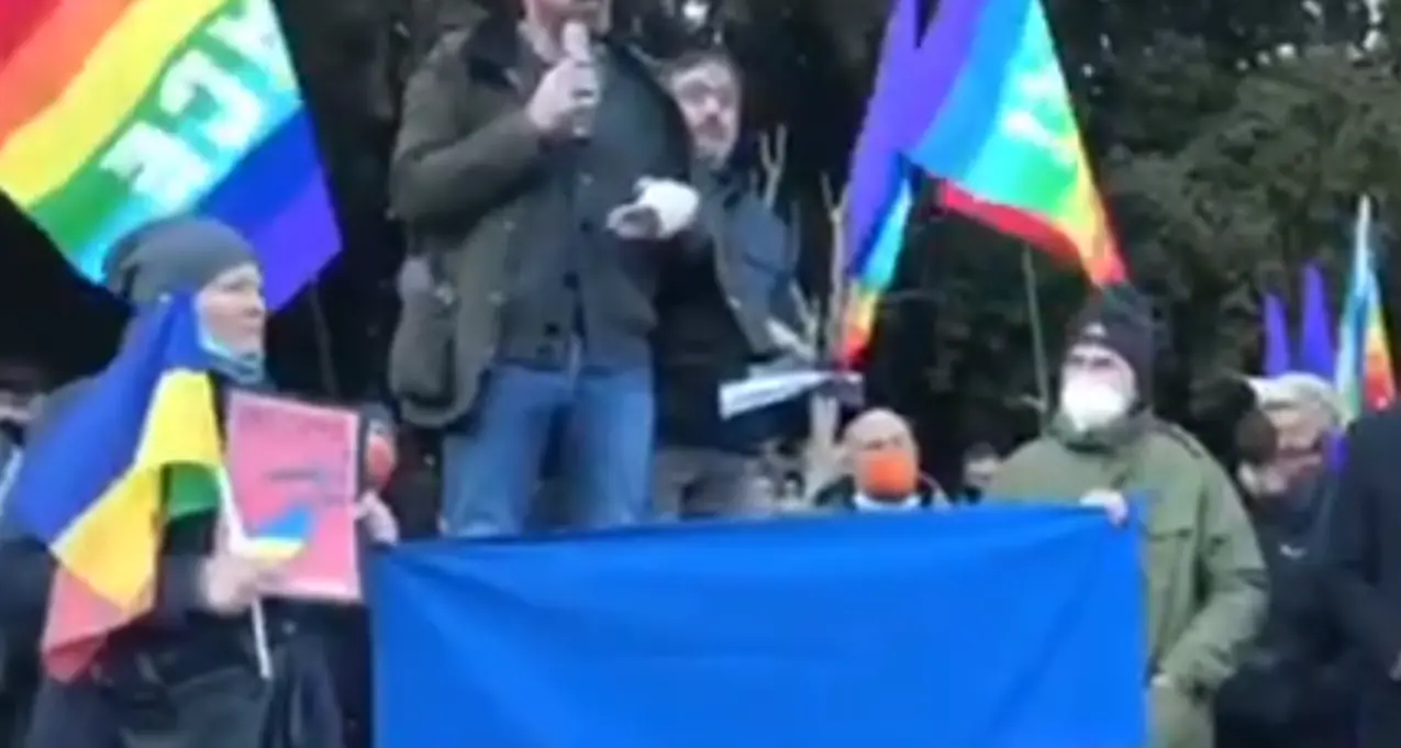 In tanti in piazza Dante a Trento alla manifestazione per la pace, bandiere arcobaleno e bandiere ucraine insieme – VIDEO