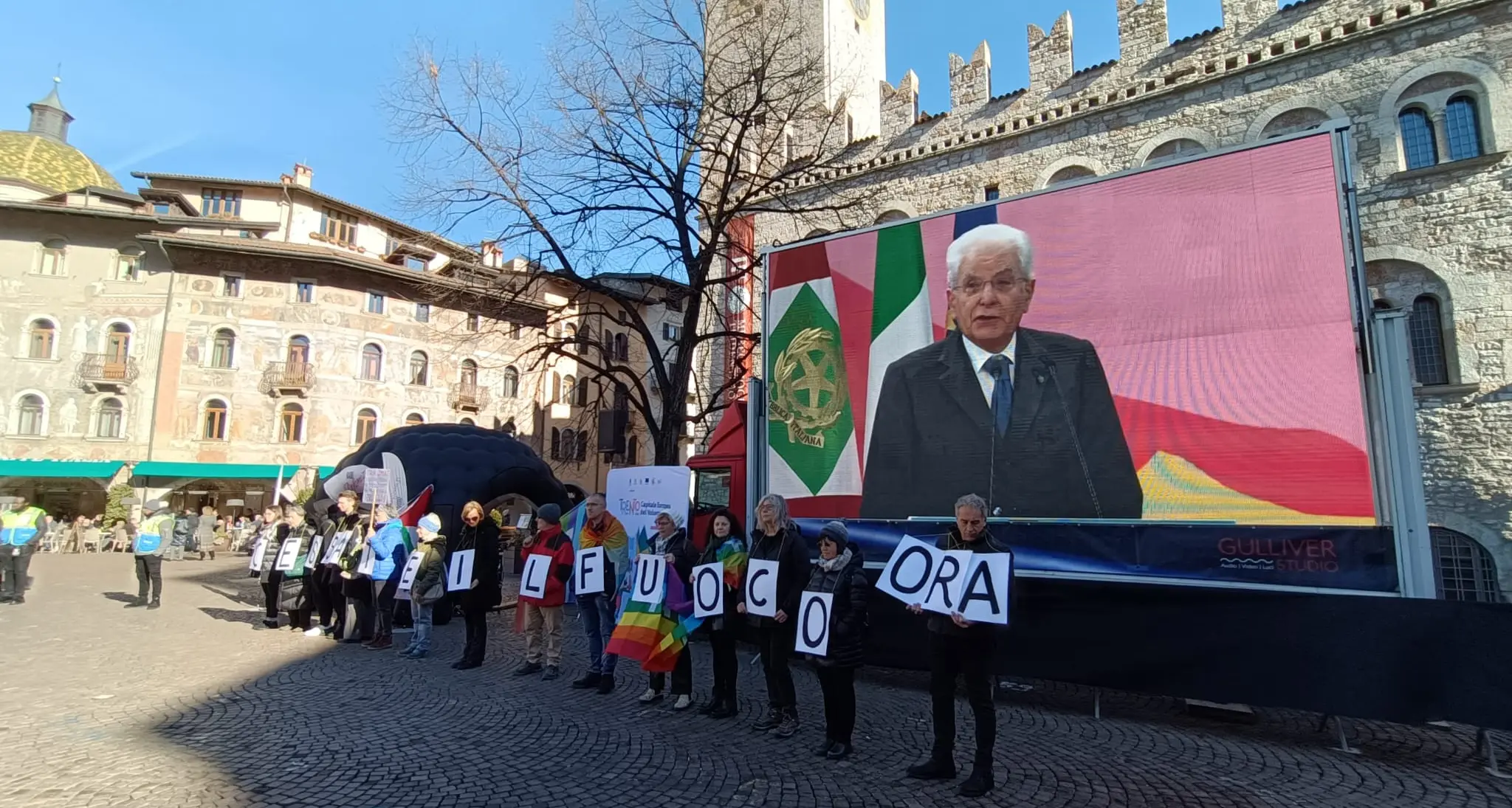 Trento applaude il presidente Sergio Mattarella: «I volontari sono i campioni di umanità»