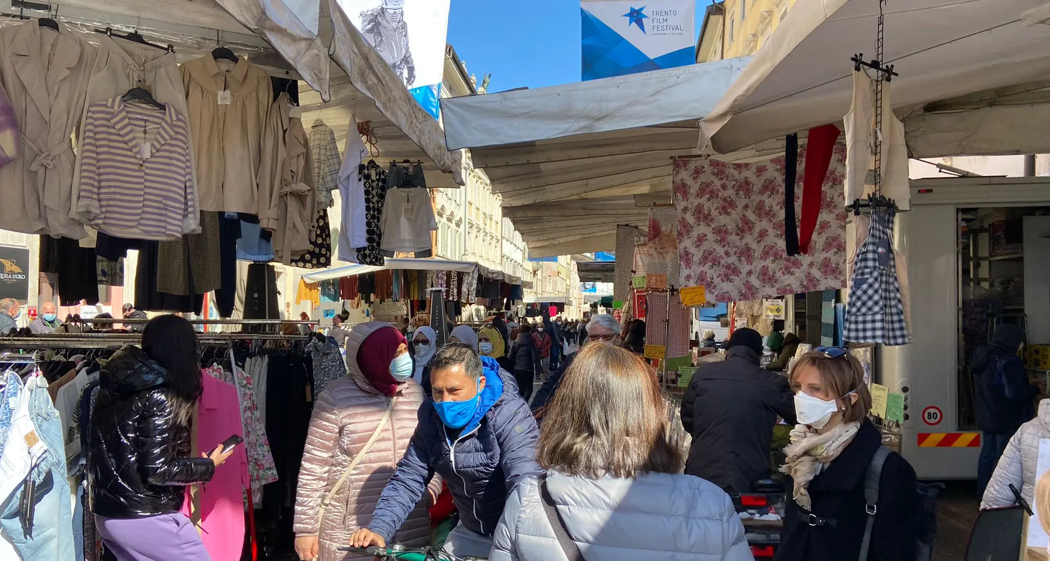 Torna il mercato del giovedì a Trento: preso d’assalto da una folla di clienti