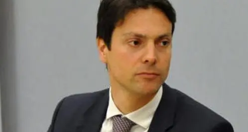 Kaswalder richiama i consiglieri provinciali: “Indossate giacca e cravatta”. Zeni (Pd) lo critica