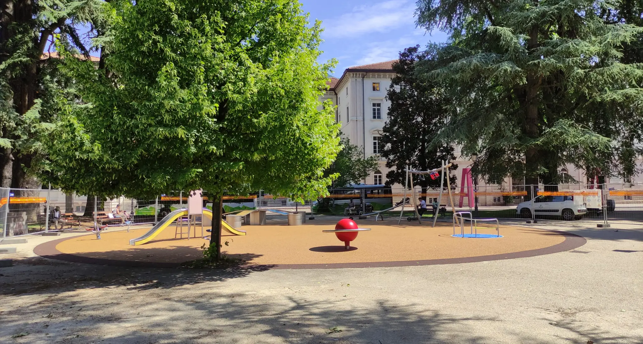 Apre oggi l’area giochi di piazza Dante del tutto rinnovata