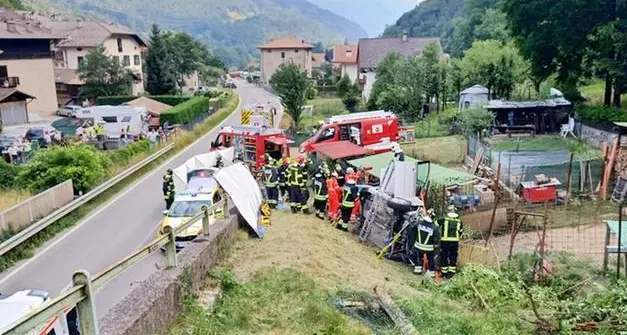 Lardaro: esce di strada con l'auto, gravissima una donna, interrotta la statale del Caffaro