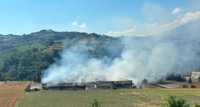 Incendio alla Lazzaroni: focolai ancora attivi, divieti del sindaco