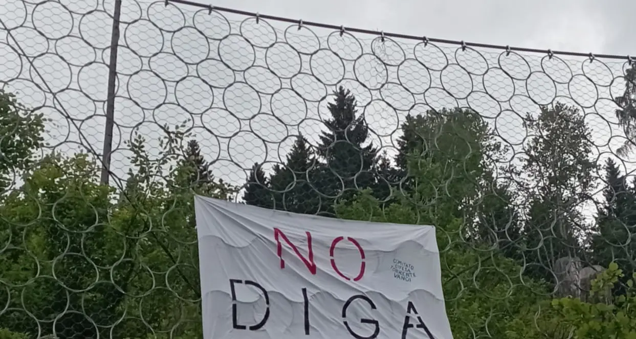 Arriva il Giro, tensione in Vanoi per gli striscioni di protesta rimossi: «Ne metteremo altri cinquanta»