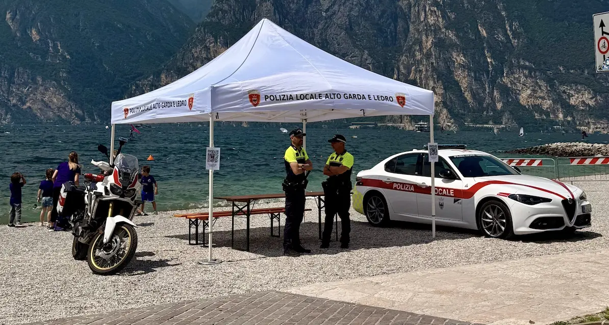 Estate di controlli a Nago-Torbole: 1.524 sanzioni al Codice della strada, cresce il campeggio abusivo