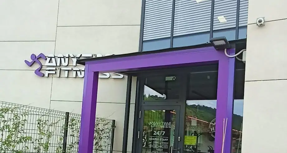 Discute con il personale e sequestra tutti in palestra con insulti e minacce
