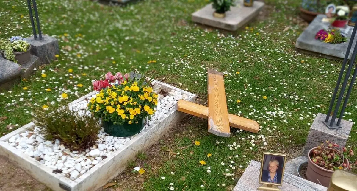 A Nomi e Isera cimiteri profanati in pieno giorno