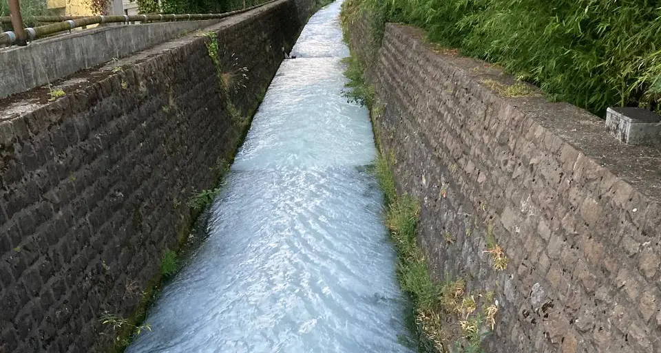 Il torrente Varone bianco come il latte: si cerca la causa dell’inquinamento