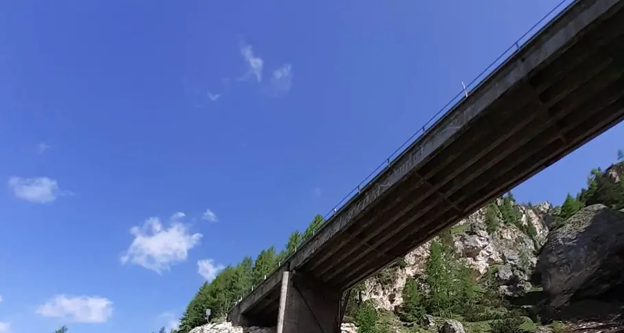 Passo Fedaia, si procede per sistemare e allargare il “Pent del Peles”