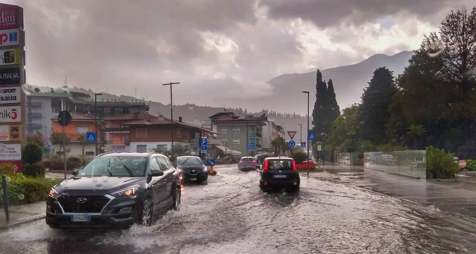 Grandinata eccezionale, poi vento e una «bomba d’acqua» sul Trentino stanotte